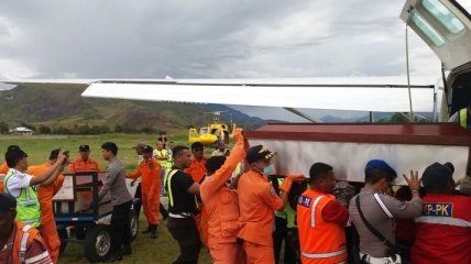 Пропавший в Индонезии самолет нашли разбитым: погибли 5 человек