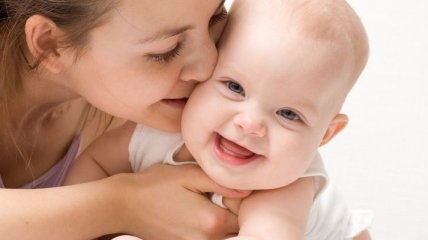 Ученые: Новорожденные манипулируют родителями при помощи улыбки
