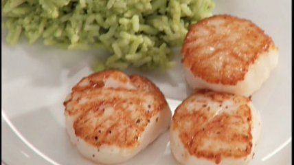 Морские гребешки с зелёным королевским рисом