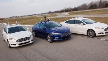 Ford начал испытания гибрида с автопилотом