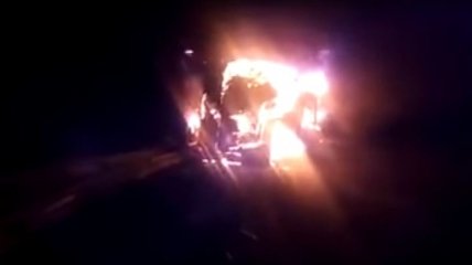 В Эквадоре перевернулся и загорелся автобус, есть погибшие