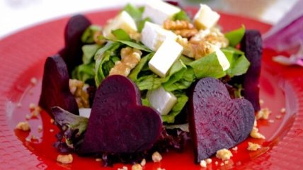 Салат на День святого Валентина: рецепт с зеленью, сыром и свекольными сердечками