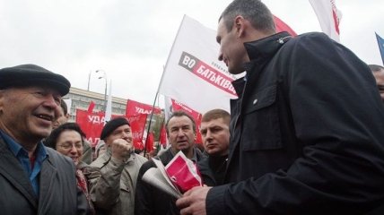 Кличко призвал митингующих под ЦИКом защитить результаты выборов