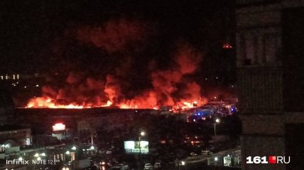 Пожар на рынке  "Темерник" достиг 1,5 тысячи  квадратных метров