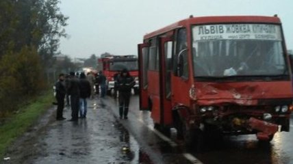 На Львовщине автобус столкнулся с легковушкой: 2 человека погибли