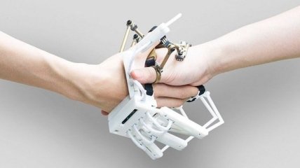 Перчатка, позволяющая управлять роботами