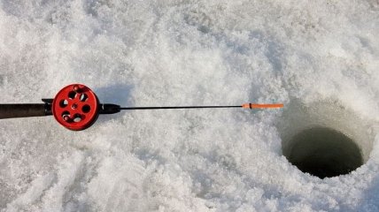 Зимняя рыбалка закончилась трагедией: двое мужчин провалились под лед на Львовщине (видео)