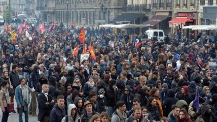 Во Франции тысяча человек вышли на акцию против Ле Пен 