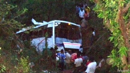 Автобус упал в ущелье в Индии: как минимум 10 человек погибли