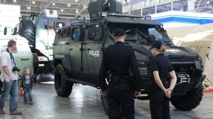 Компания "АвтоКрАЗ" представила полицейский броневик "Спартан"