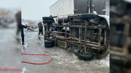 Под Днепром произошло масштабное ДТП с фурами: один водитель погиб, еще двое пострадали (фото)