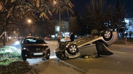 Пьяный священник врезался в припаркованную машину с женщиной и ребенком: фото аварии