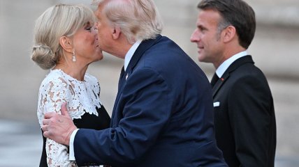 Трамп поцеловал Брижит Макрон