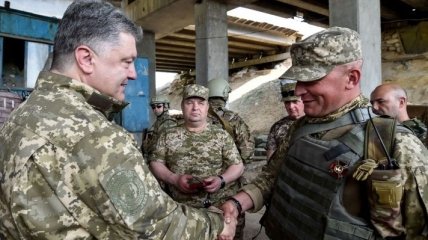 Визит Порошенко на Донбасс: Президент сделал военным подарок