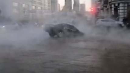 Очередное ЧП в Киеве: центр города залило кипятком, автомобиль провалился под асфальт (Фото и видео)