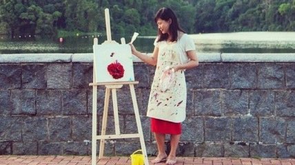 Девушка создает модные рисунки платьев из цветов и акварели (Фото) 