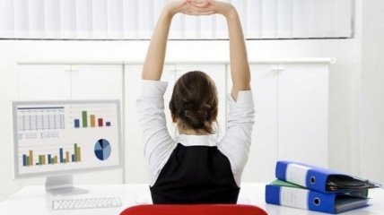 10 упражнений для работающей мамы, которые можно делать в офисе