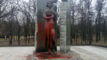 В Бабьем Яру облили красной краской памятник Елене Телиге