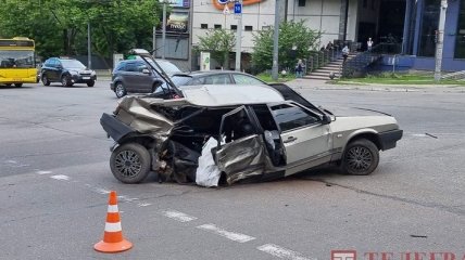 Пассажира выбросило из авто на ходу: эксклюзивные фото и видео момента аварии с пострадавшими в Киеве