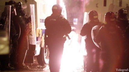 В результате беспорядков в Белфасте ранены 32 полицейских