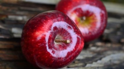 Ученые сравнили магазинные и домашние яблоки