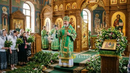 Отець у зеленій ризі на Трійцю