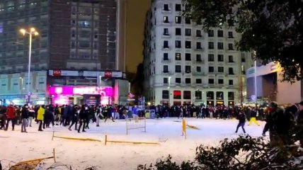 Мадрид утопает в снегу, но испанцы не унывают: масштабные снежные игрища сняли на видео