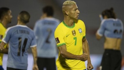 Решительный дальний удар Мело и жестокий фол Кавани - в обзоре матча Уругвай - Бразилия (видео)