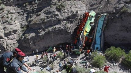 В Перу пассажирский автобус рухнул в ущелье: погибли 18 человек