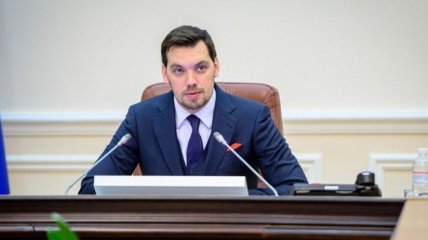 Гончарук пообещал решить вопрос с контрактом Коболева