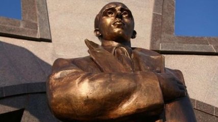 Во Львовской области разрушили памятник Бандере 