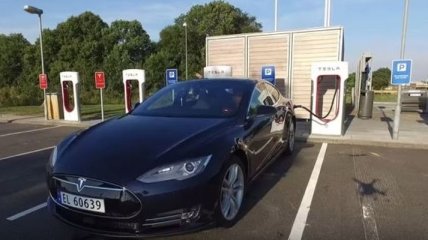 Tesla проехала больше 700 км на одном заряде, установив рекорд (Видео)