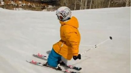 Маленькая лыжница творит на склонах чудеса (видео)