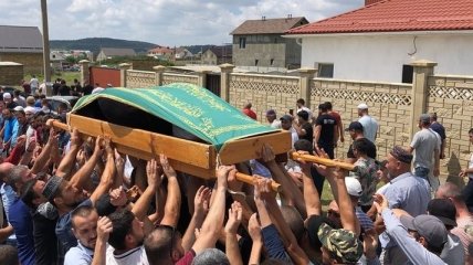 В Крыму попрощались с погибшим 3-х летним сыном политзаключенного Сулейманова
