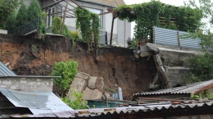 В Мелитополе обвалившийся из-за дождя со склона бетонный забор с землей едва не погубил женщину