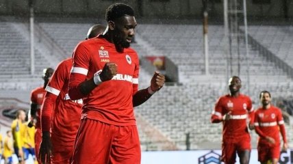 Камерунский нападающий забил два необычных гола в одном матче (видео)