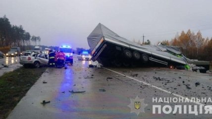 В аварии с грузовиком на Житомирской трассе погибли три человека: фото и видео трагедии