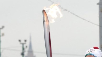 В руках Деда Мороза вспыхнул факел с олимпийским огнем (Видео)