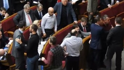 В Раде снова подрались депутаты: Мельничук набросился на Лещенко (Видео)