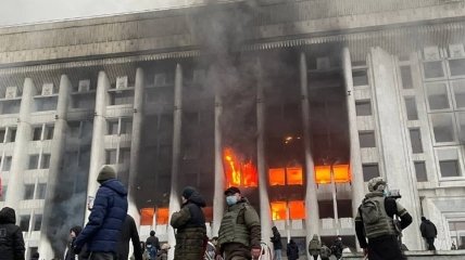 Горящий акимат Алматы во время протестов