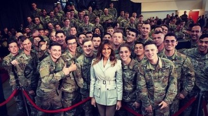 Мелания Трамп посетила военный гарнизон в блестящем наряде
