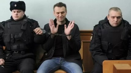 Заключенные ему не рады: выяснилось, как проходят первые дни Навального в колонии