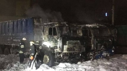 В Николаеве водители грузовиков случайно сожгли свои автомобили (Фото)
