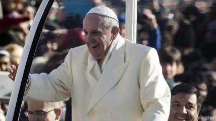 Папа Римский Франциск покатал своего товарища на "папамобиле"