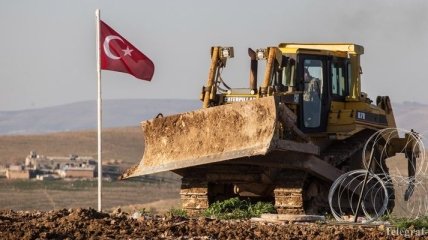 СМИ: Турция начала строить стену на границе с Сирией 