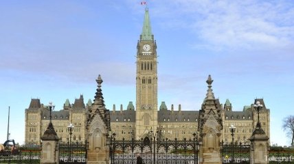 Полиция задержала мужчину с ножом возле парламента Канады
