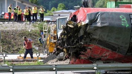 Операция по спасению пострадавших в результате схождения поезда с рельсов в Баварии длится третий день