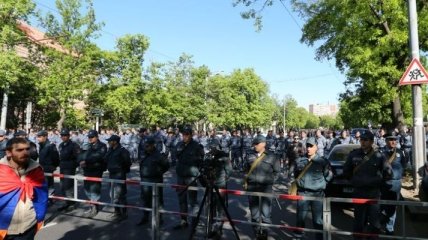 Протесты в Армении: движение по центру Еревана прекращено