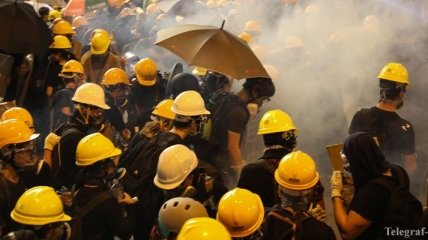 Полиция Гонконга опять применила слезоточивый газ и резиновые пули против демонстрантов