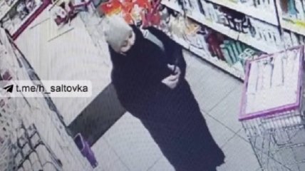 Внаглую стащили кошелек с деньгами: орудующие в Харькове воровки попали на видео